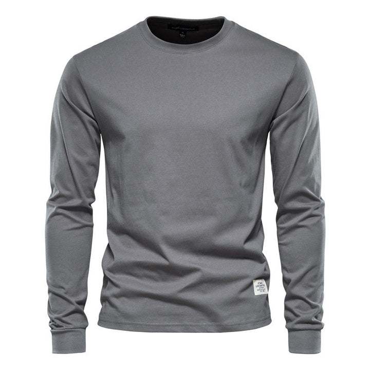 Mężczyzna noszący modną koszulkę z długim rękawem. Komfortowy męski top casualowy na co dzień.