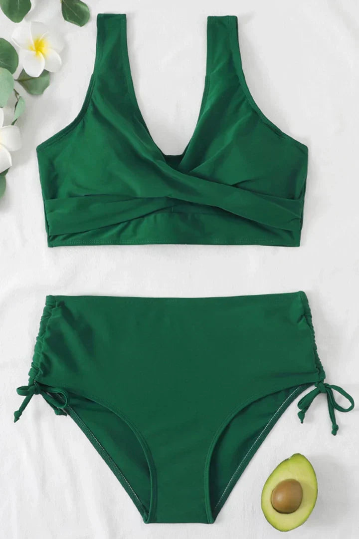Modne damskie bikini z wysokim stanem, strój kąpielowy podkreślający kobiece kształty.