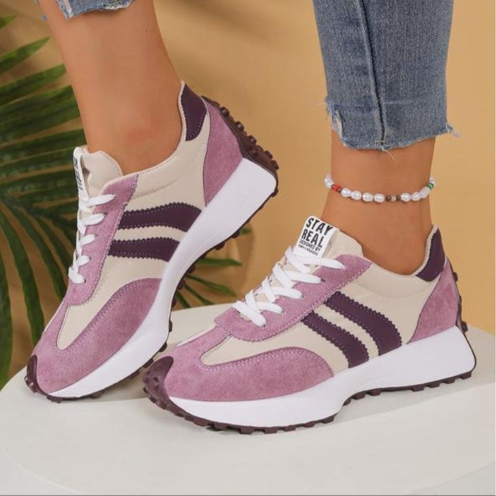Modne damskie sneakersy retro na platformie. Must-have sezonu dla stylu miejskiego, łączące wygodę z trendami.