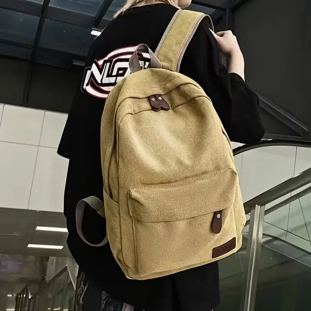 Elegancki plecak na laptopa z frontową kieszenią, niezastąpiony w miejskim stylu życia.