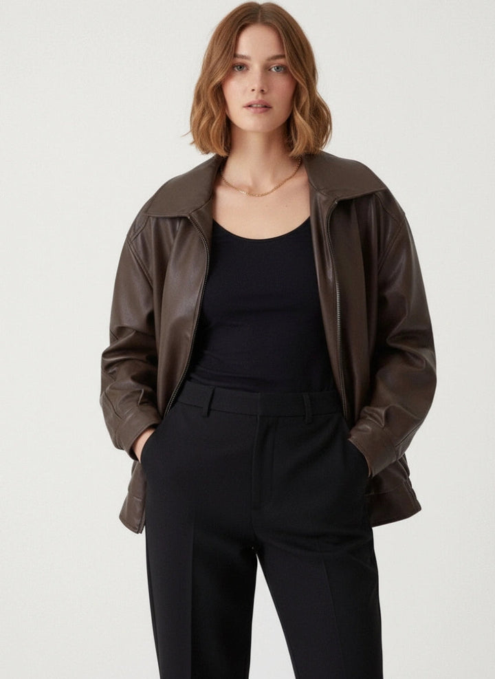 Czarna damska kurtka oversize. Stylowa moda casualowa. Luźny krój na co dzień.