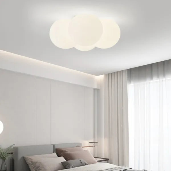 Lampa sufitowa LED z włączonym światłem, ukazująca równomierne i nowoczesne oświetlenie w pokoju.