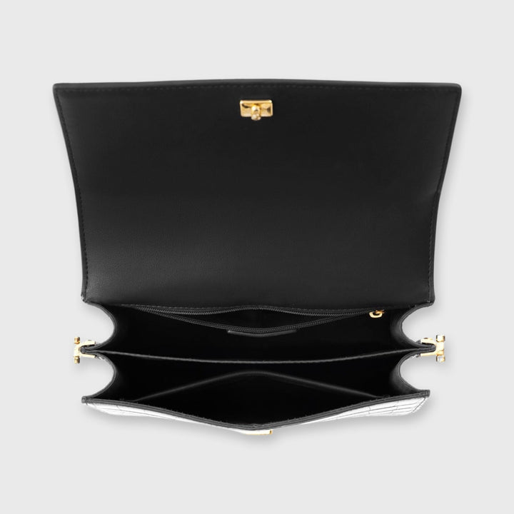 Modna torebka damska crossbody na ramię, idealna na co dzień, noszona przez modelkę.