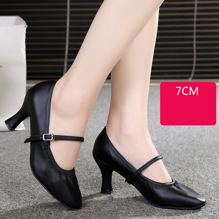 Damskie buty do tańca łacińskiego w kolorze szampana, obcas 7cm. Stylowe obuwie na występy taneczne.