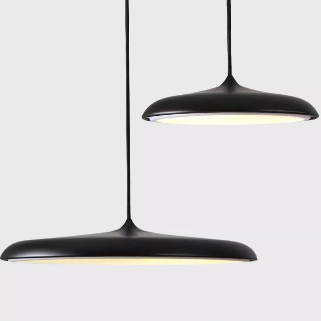 Ściemnialne oświetlenie LED. Lampa wisząca, nowoczesna, do salonu, tworzy idealną atmosferę.