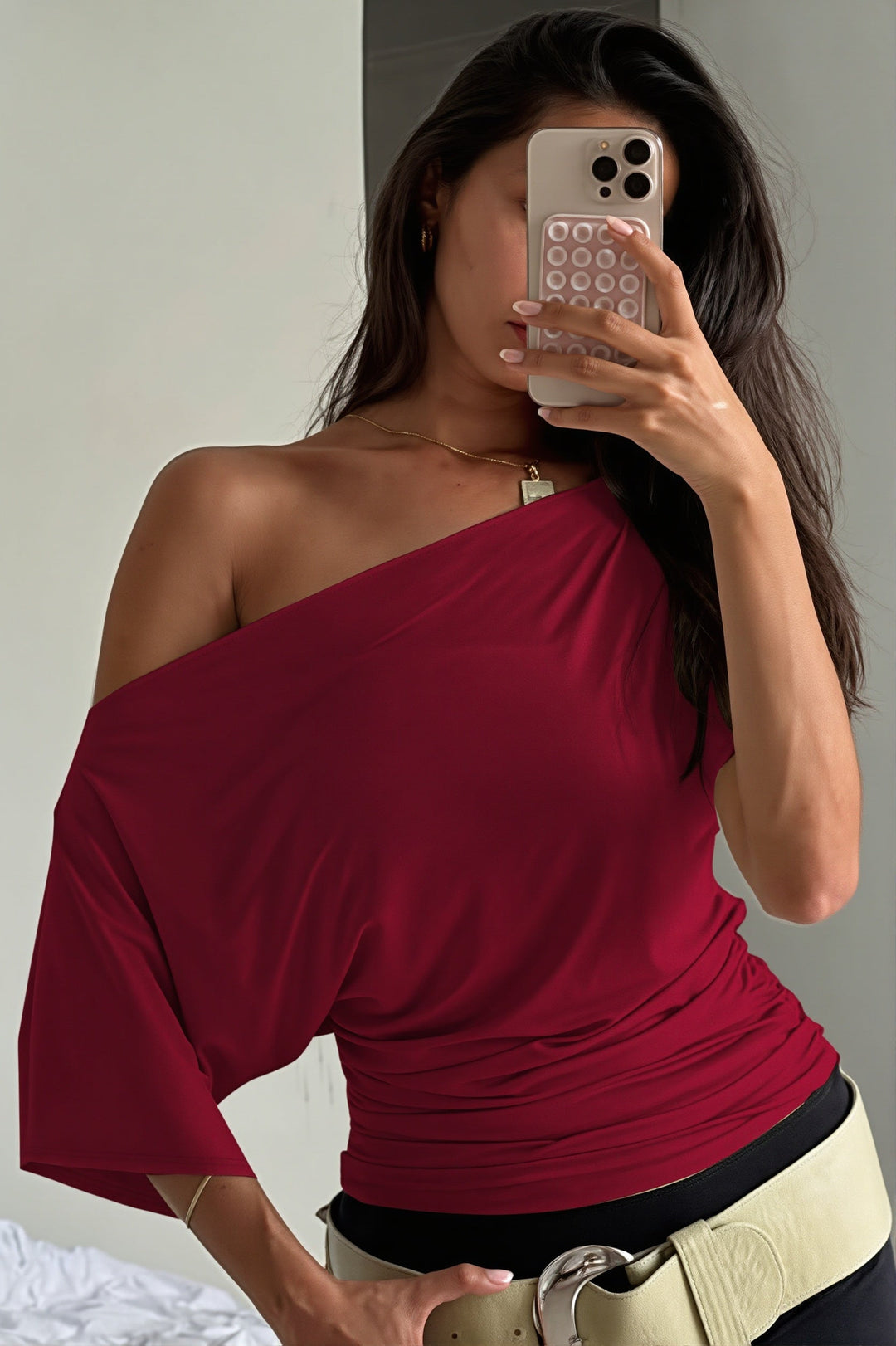 Casualowy letni top damski, hiszpanka marszczona, dopasowany krój slim fit.