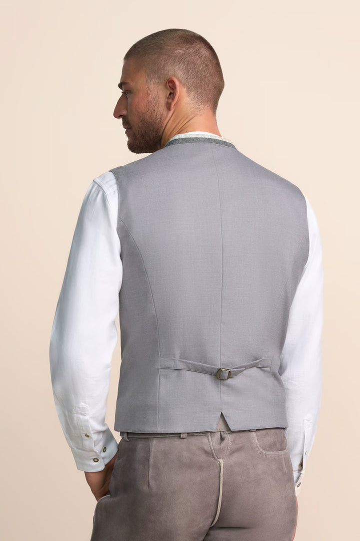 Klasyczna szara kamizelka męska z poszetką, elegancka odzież męska. Tradycyjny styl na galowe okazje.
