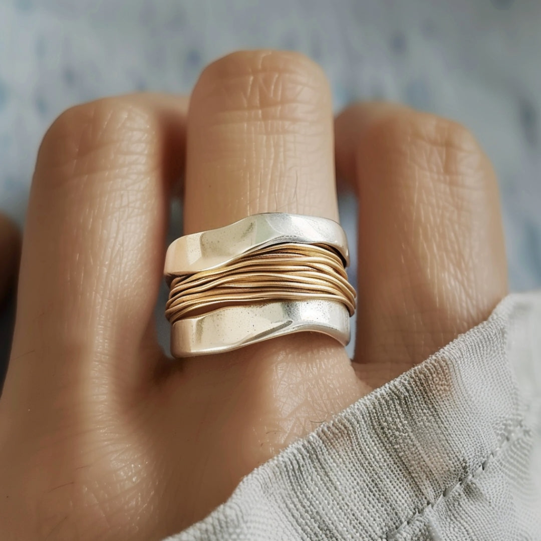 Unisex pierścionek przeplatany ze srebra i złota, modny i minimalistyczny dodatek biżuteryjny.