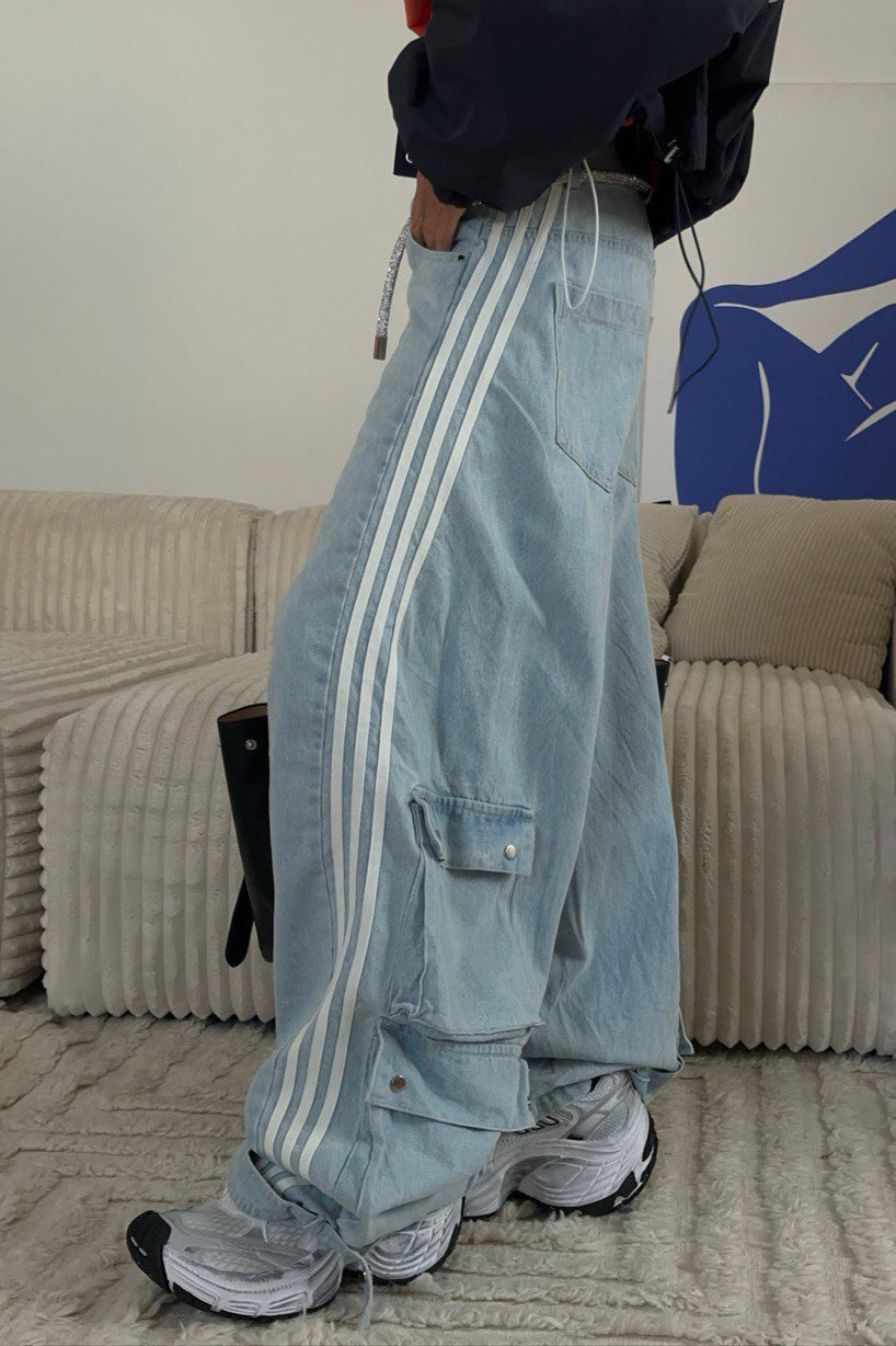 Modne jeansy damskie wide leg z niskim stanem, w paski. Stylowe spodnie do miejskich i casualowych outfitów.