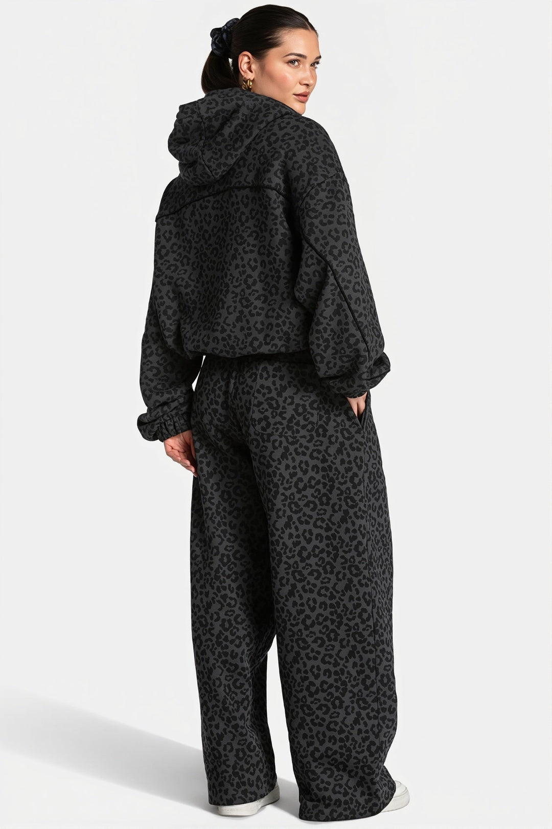 Damski zestaw dresowy w panterkę: bluza z kapturem i spodnie. Casualowa moda codzienna.