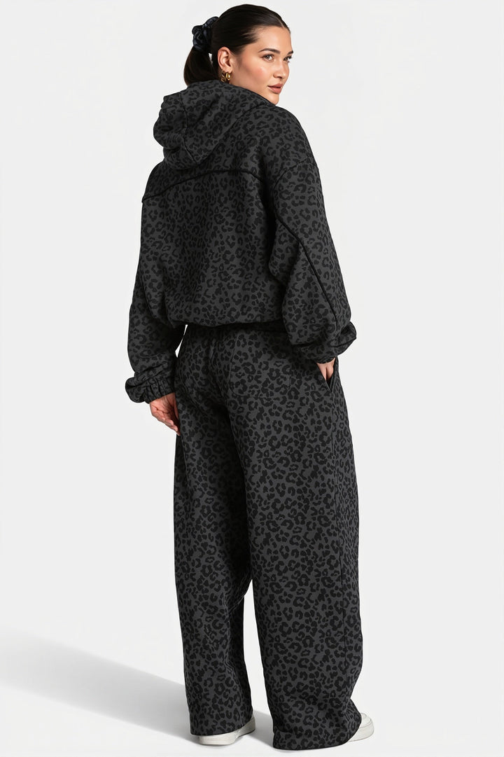 Damski zestaw dresowy w panterkę: bluza z kapturem i spodnie. Casualowa moda codzienna.