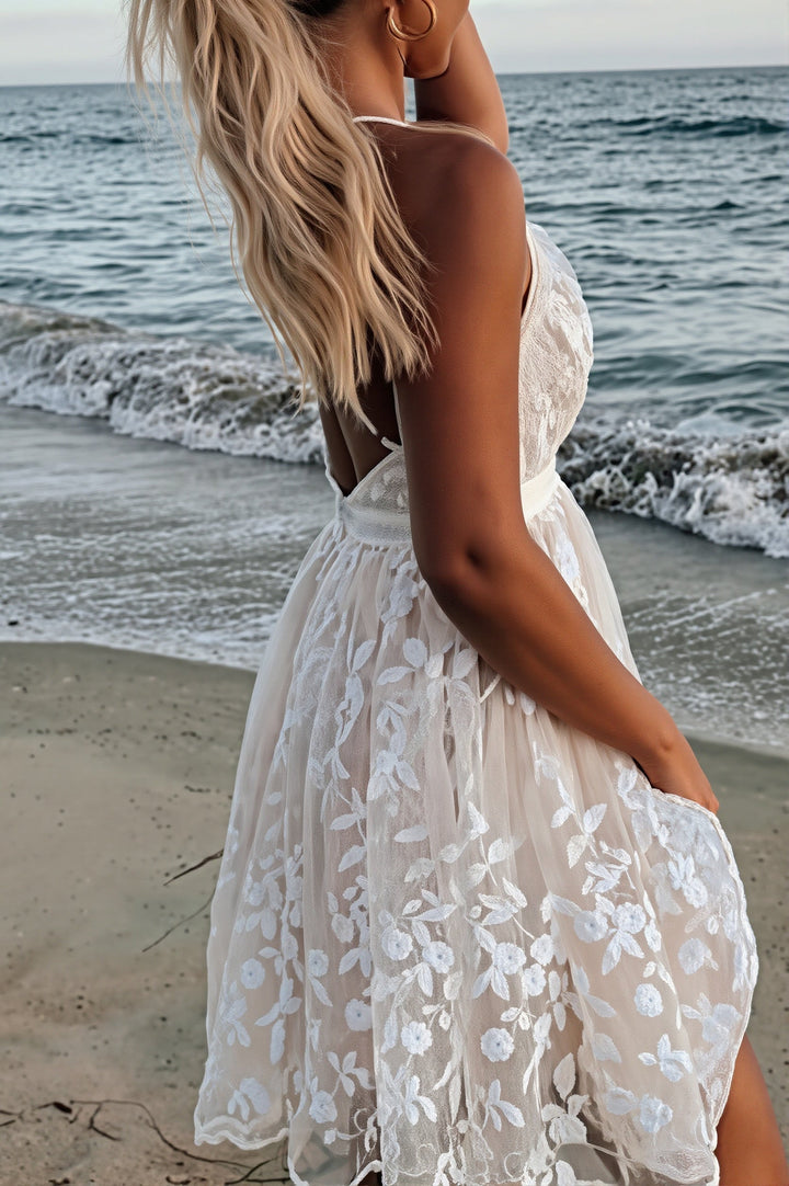 Romantyczna damska sukienka mini boho z koronką i kwiatowym wzorem, ramiączka, na upalne dni.