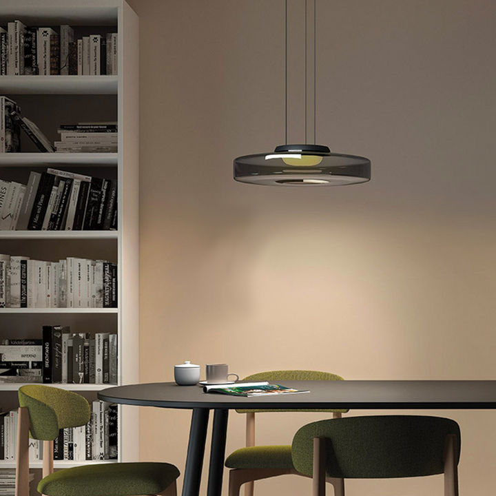 Szara lampa szklana wisząca, styl Bauhaus, nowoczesne i eleganckie oświetlenie.