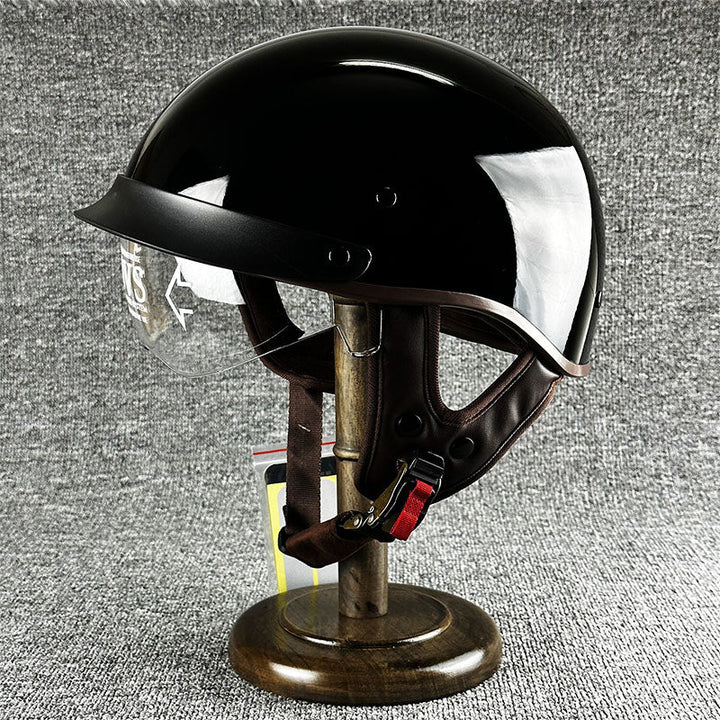 Kask miejski unisex, idealny do skutera i motocykla chopper. Połączenie bezpieczeństwa, komfortu i designu.