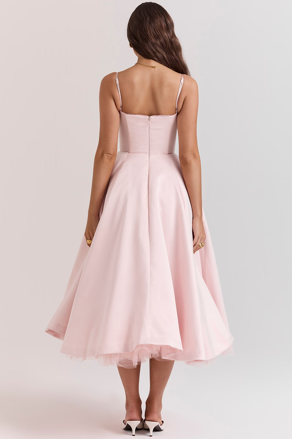 Kwiatowa sukienka midi na wesele, elegancka, z dekoltem sweetheart, fason rozkloszowany.