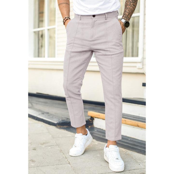 Wszechstronne spodnie męskie slim-fit, z eleganckimi zagięciami, pasujące do stylizacji casualowych i formalnych.