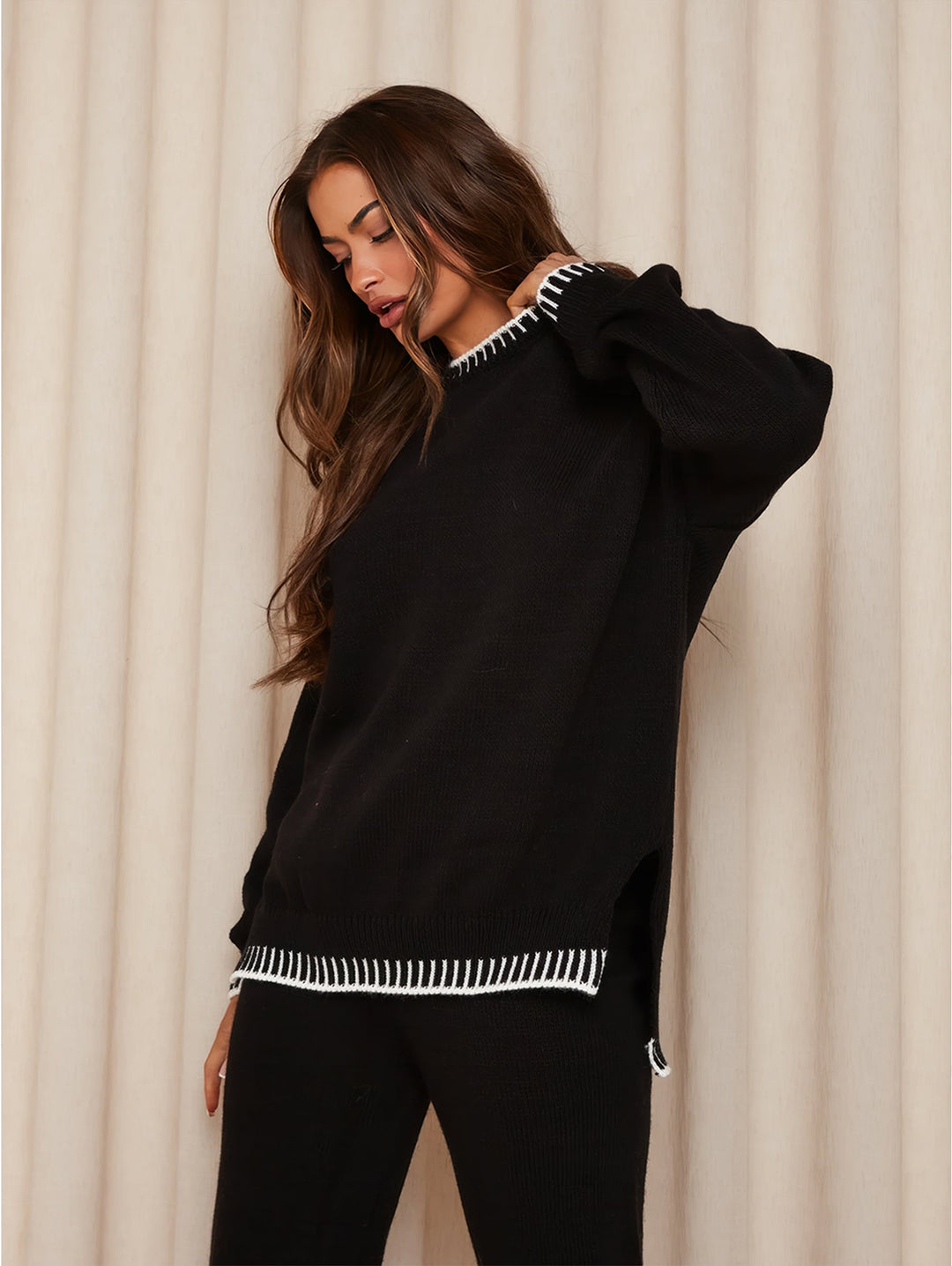 Minimalistyczny dwuczęściowy komplet damski. Dzianinowy sweter i długie spodnie. Komfortowy loungewear na zimę.