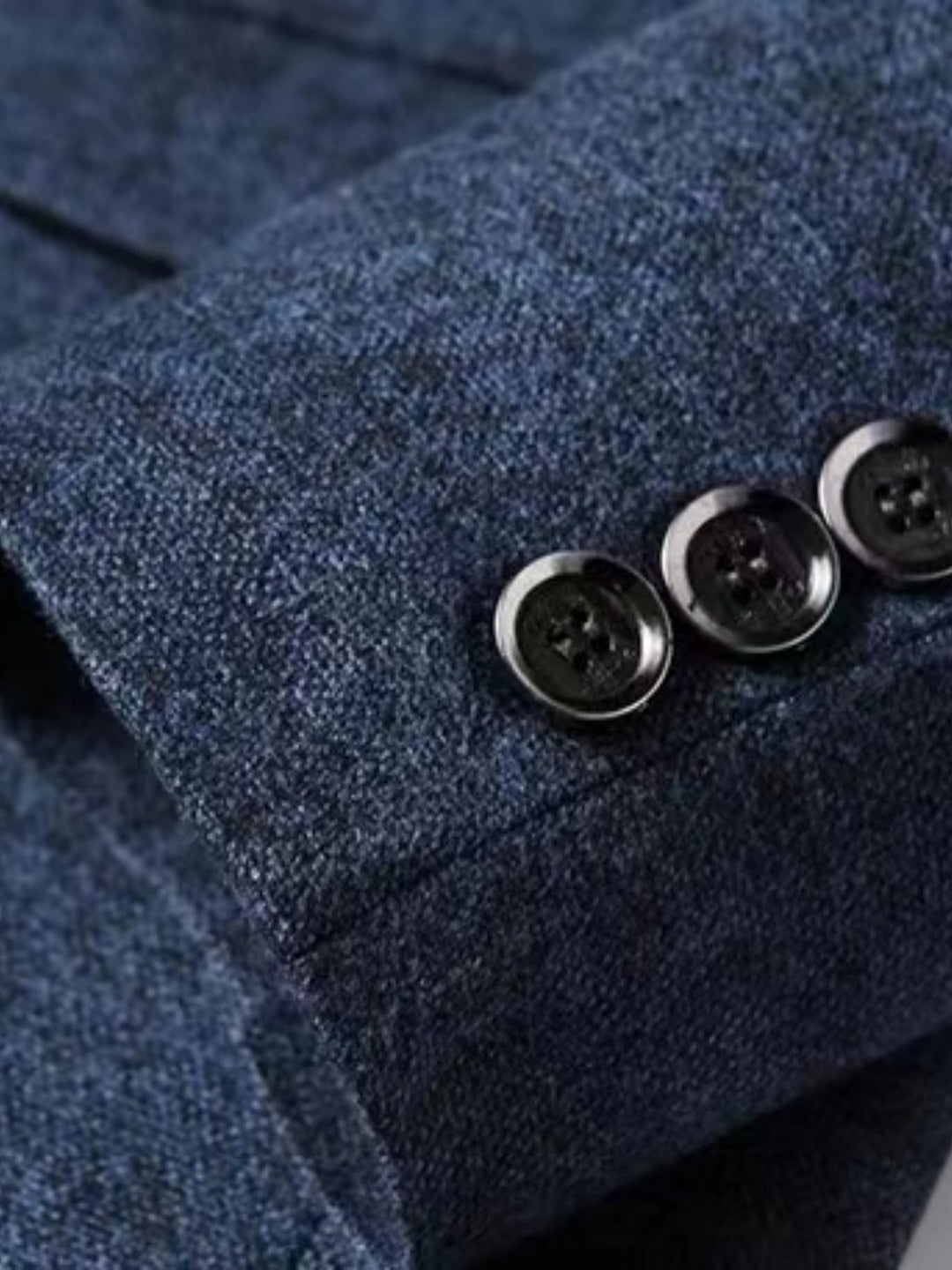 Boczny widok modnej marynarki męskiej slim-fit Cedric. Elegancka, jesienna, biznesowa i casualowa odzież dla mężczyzn.