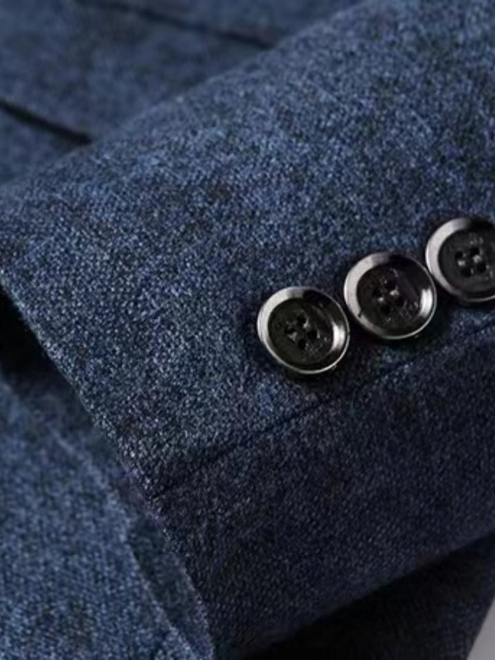 Boczny widok modnej marynarki męskiej slim-fit Cedric. Elegancka, jesienna, biznesowa i casualowa odzież dla mężczyzn.
