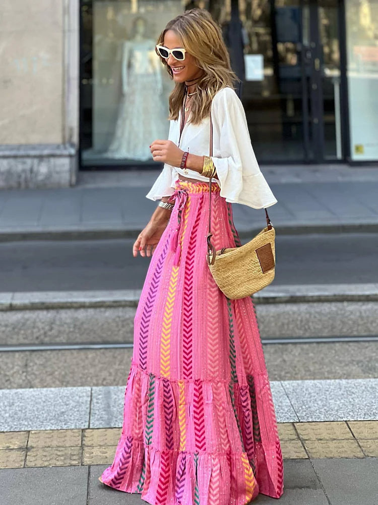 Elegancka długa spódnica damska w kwiaty, styl boho, z elastycznym pasem dla komfortu. Idealna na casual.