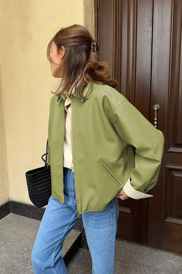 Modna damska kurtka pilotka oversize w kolorze zielonym. Odzież wierzchnia ze skóry eko na miejski styl.