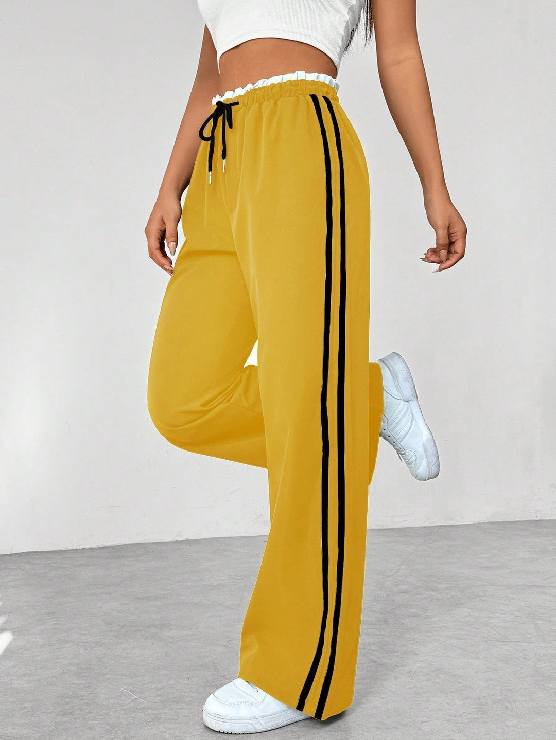 Stylowe spodnie damskie z wysokim stanem i szerokimi nogawkami, z bocznymi paskami, modny casualowy look.