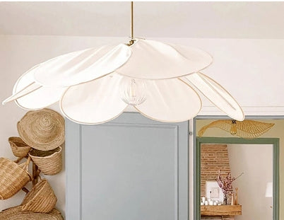 Lampa kwiat nowoczesna, wisząca. Stylowe oświetlenie do jadalni lub salonu. Wykonana z tkaniny i metalu.