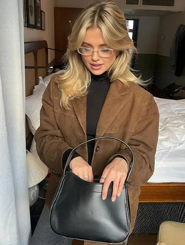 Elegancka zamszowa marynarka damska oversize, brązowa. Modny krój z kieszeniami, doskonała na jesień.