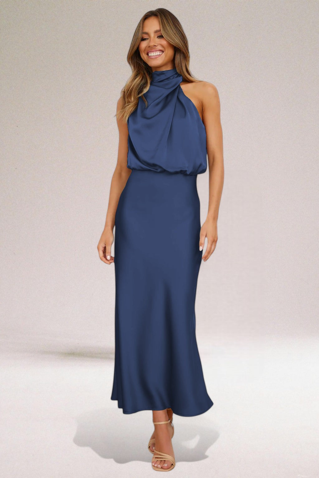 Damska sukienka midi halter z lejącego materiału, bez rękawów, elegancka i stylowa.