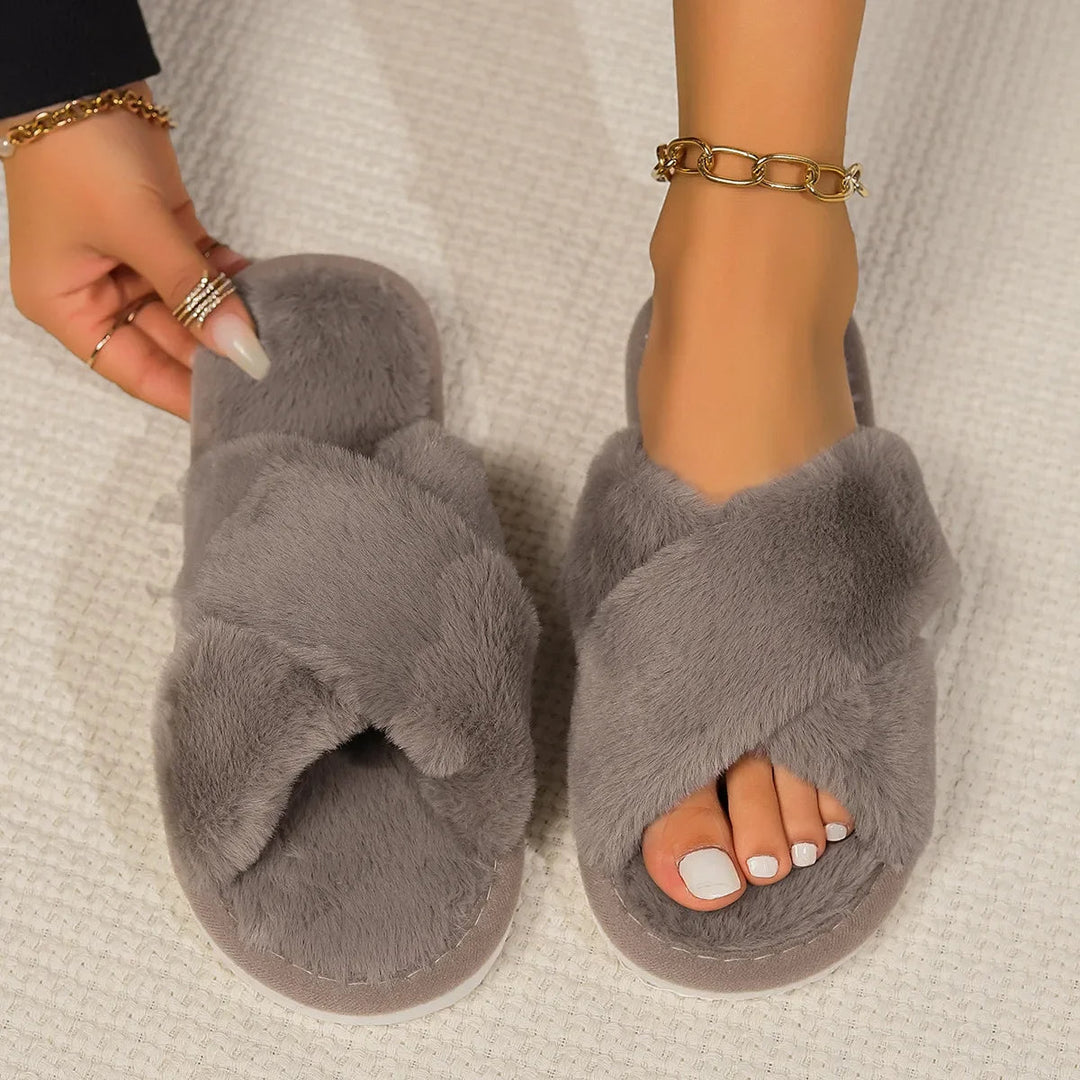 Wygodne puszyste kapcie damskie, miękkie buty domowe na zimę.
