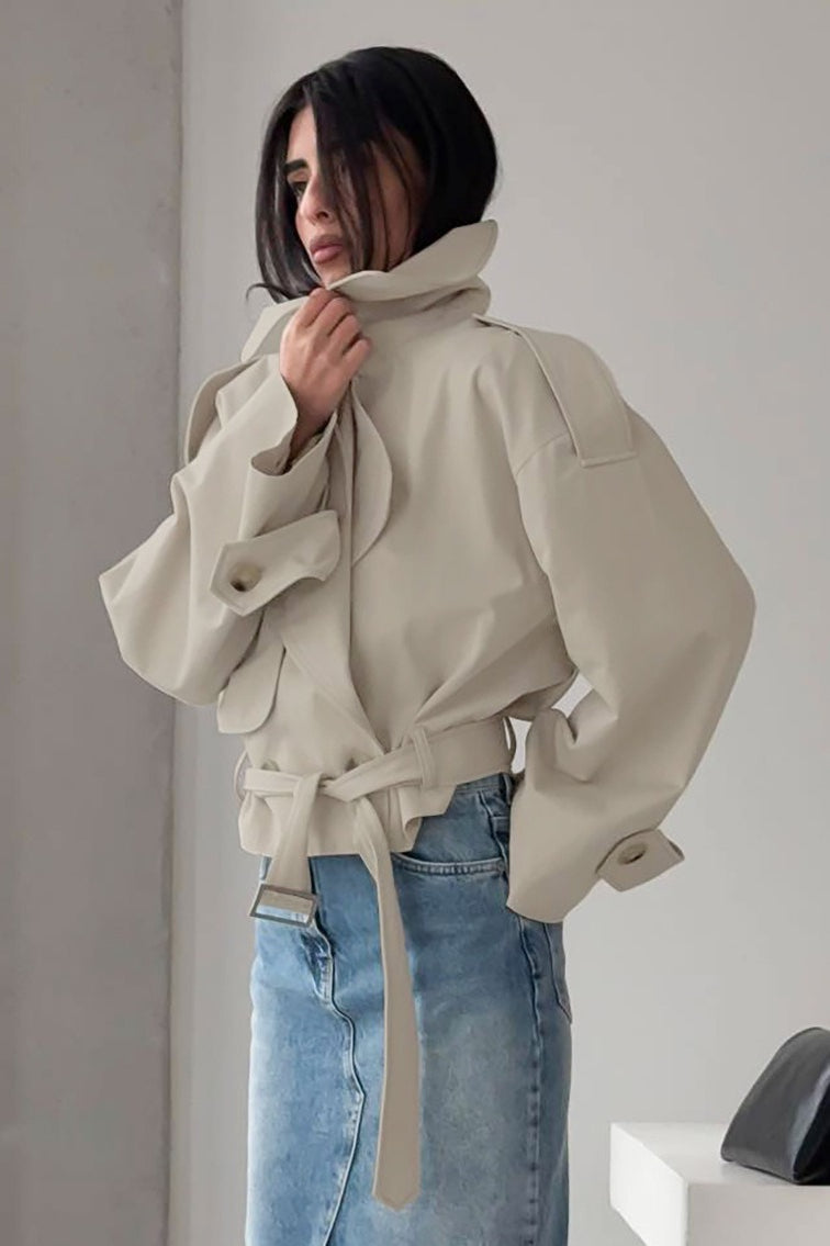 Damska krótka kurtka poliestrowa z kołnierzem i długim rękawem. Okrycie wierzchnie na zmienną pogodę.