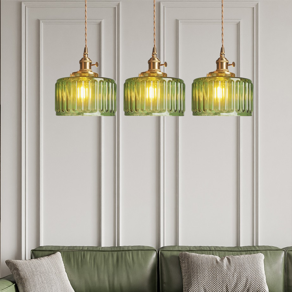 Szczegółowy widok kryształków żyrandola LED vintage. Regulowana lampa sufitowa, doskonała do salonu.