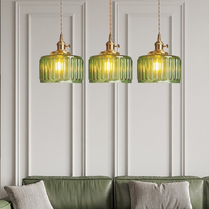 Szczegółowy widok kryształków żyrandola LED vintage. Regulowana lampa sufitowa, doskonała do salonu.