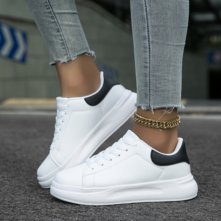 Uniwersalne białe sneakersy damskie, modne i praktyczne, pasują do wielu codziennych stylizacji.
