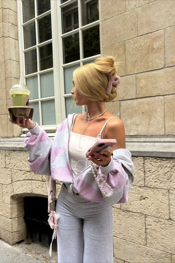 Damska bluza z kapturem w paski, luźny krój. Dzianina dresowa, styl oversize, komfort na każdy dzień.