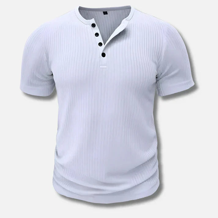 Nowoczesny męski T-shirt Henley slim fit. Modna koszulka z krótkim rękawem i praktycznym zapięciem na guziki, styl casual.