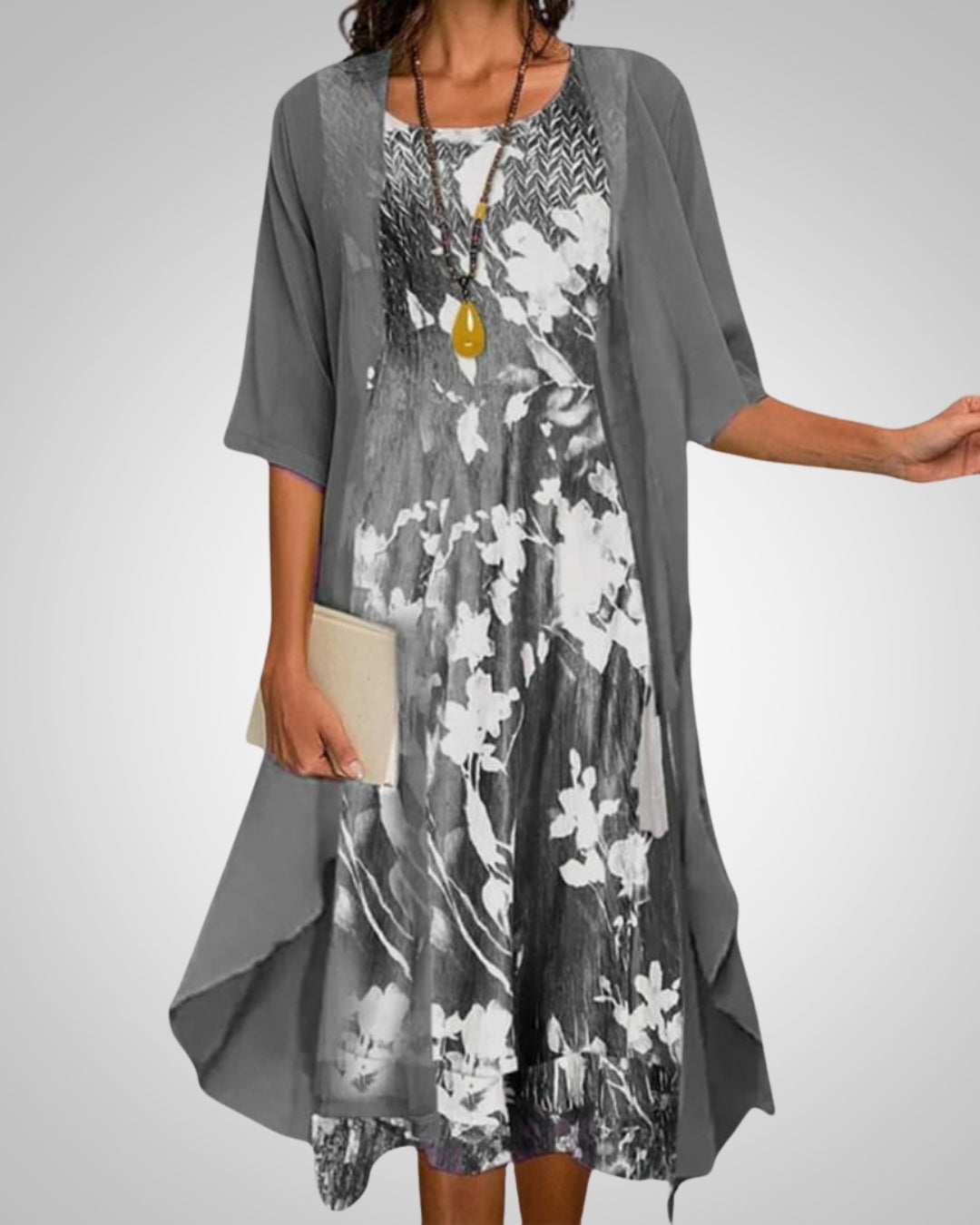 Damski komplet: sukienka midi boho i lekki kardigan z kwiatowym wzorem. Wygodna, elegancka stylizacja na lato.