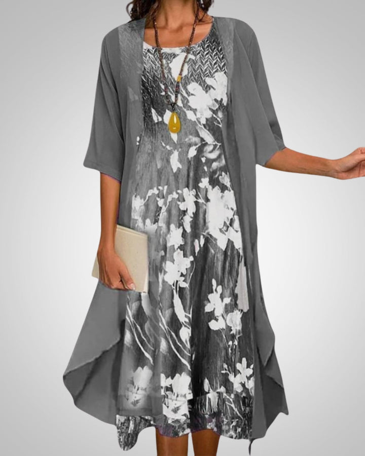Damski komplet: sukienka midi boho i lekki kardigan z kwiatowym wzorem. Wygodna, elegancka stylizacja na lato.
