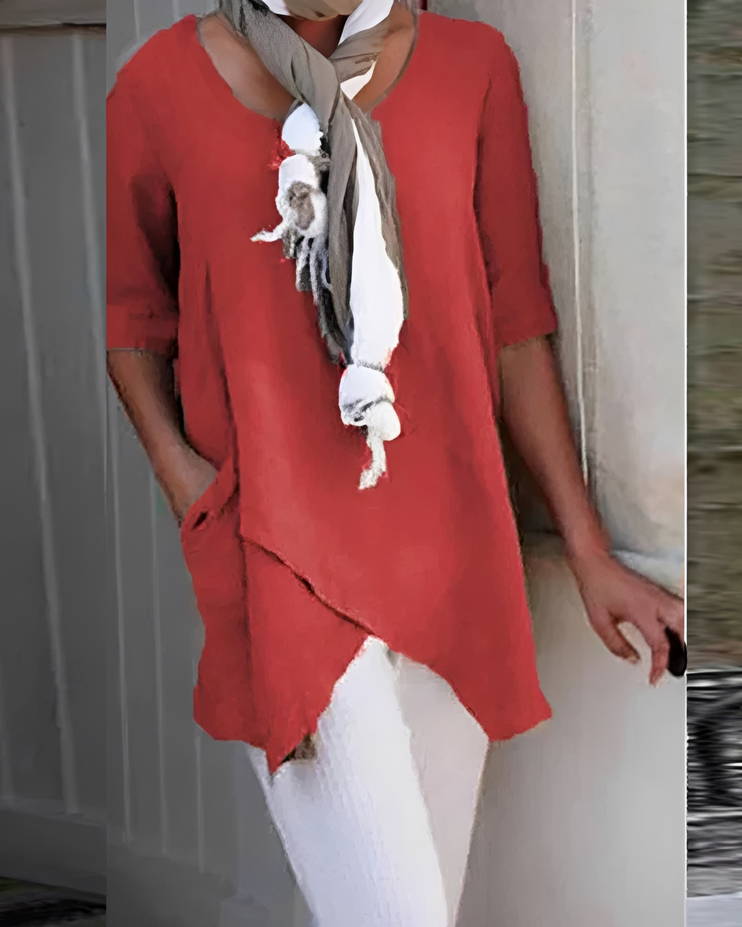 Bluzka damska z okrągłym dekoltem, elegancki fason. Modny top do casualowych, codziennych stylizacji. Wiosenny must-have.