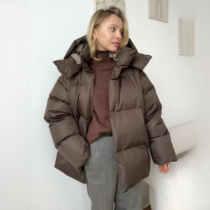 Elegancka damska kurtka pikowana oversize z kapturem. Modny i ciepły outwear na zimę.