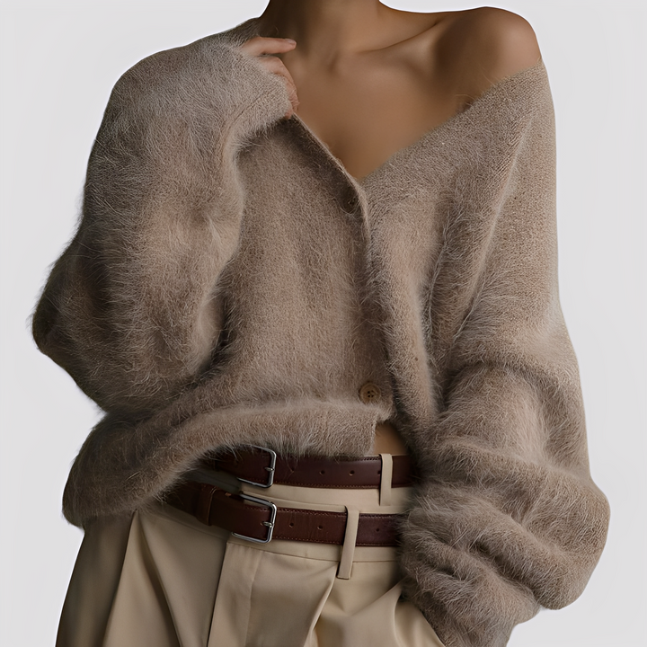 Modelka prezentuje elegancki sweter damski. Modny pulower oversize, ciepła odzież na jesień/zimę, na co dzień.