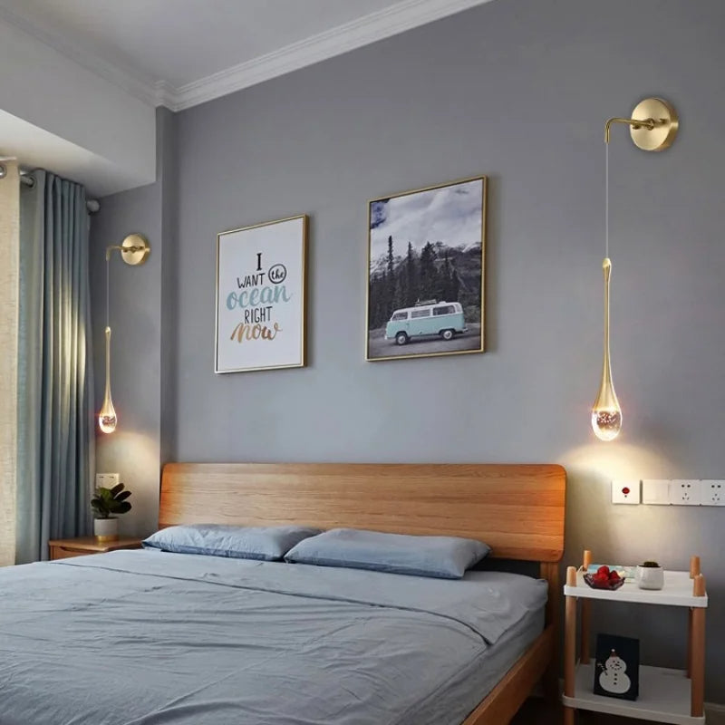 Złoty kinkiet LED, elegancka lampa ścienna, oświetlenie do salonu, sypialni. Ponadczasowy design.