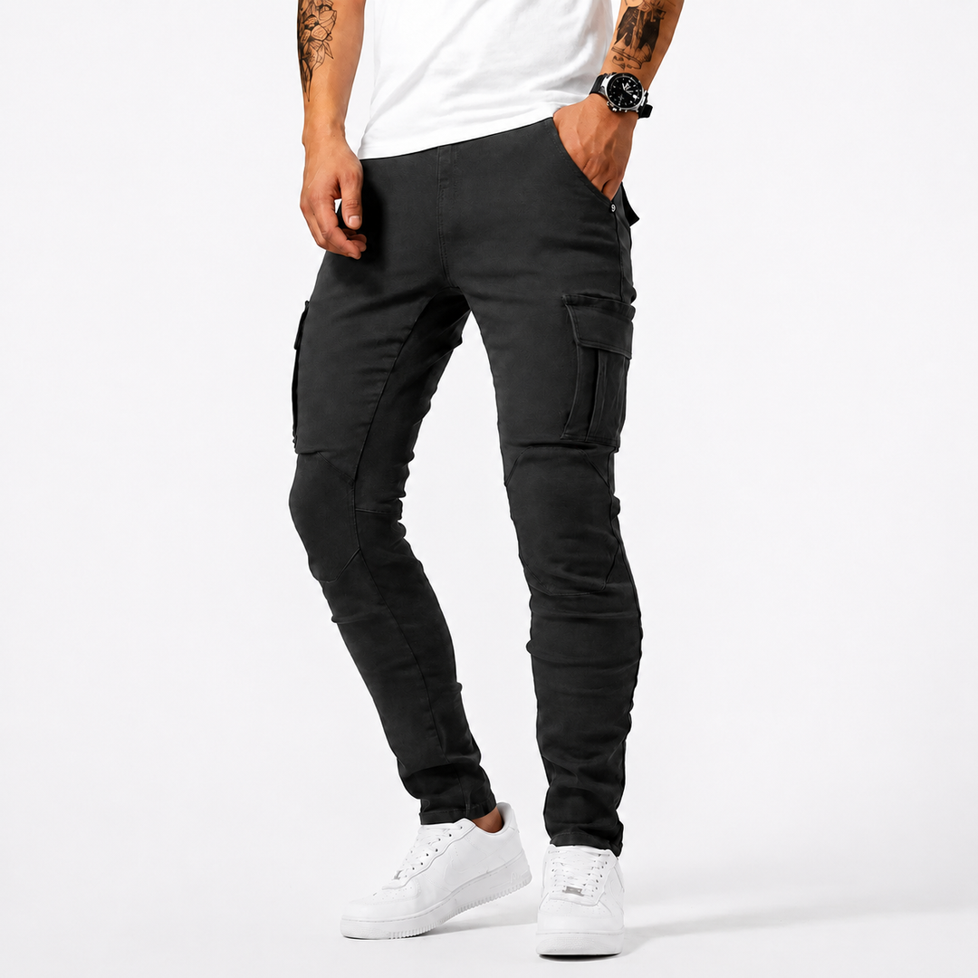 Wszechstronne męskie spodnie cargo slim-fit. Modny design, wygoda i praktyczne kieszenie dla miejskiego stylu.