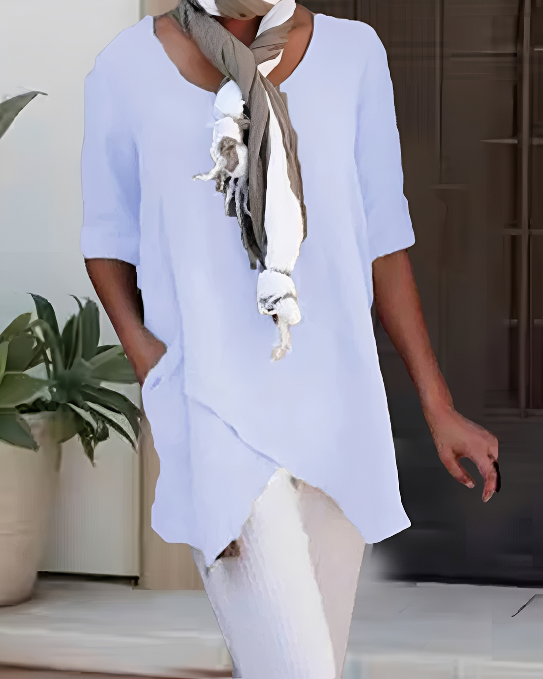 Damska elegancka koszulka z okrągłym dekoltem. Idealna do casualowych i codziennych stylizacji. Wiosenna moda.