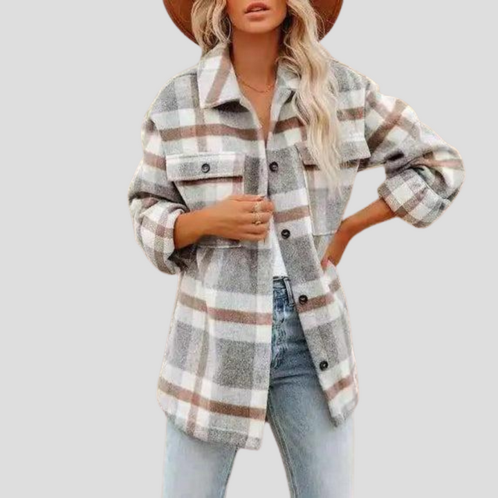 Zbliżenie na damską overshirt w klasyczną kratę. Miękki materiał, stylowy kołnierz, idealna koszula-kurtka.