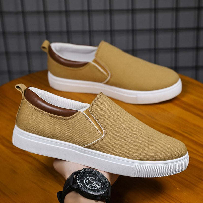Czarne męskie buty slip-on Lennard, uniwersalne i wygodne. Doskonałe do miejskiego stylu casual.