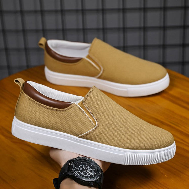 Czarne męskie buty slip-on Lennard, uniwersalne i wygodne. Doskonałe do miejskiego stylu casual.