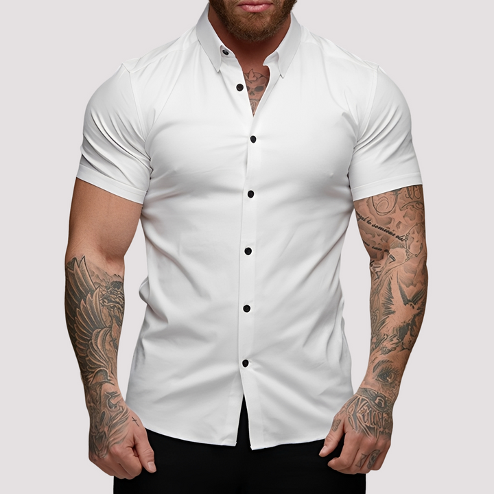 Mężczyzna w wygodnej koszuli slim-fit z krótkim rękawem, prezentujący swobodny, ale elegancki look.