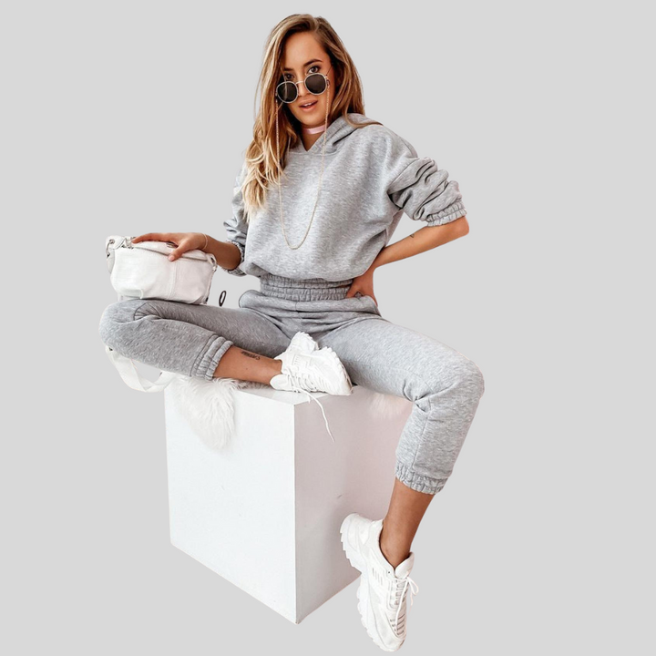Damski dres w sportowym stylu, bluza z zamkiem i joggery. Wygodna odzież damska na relaks.