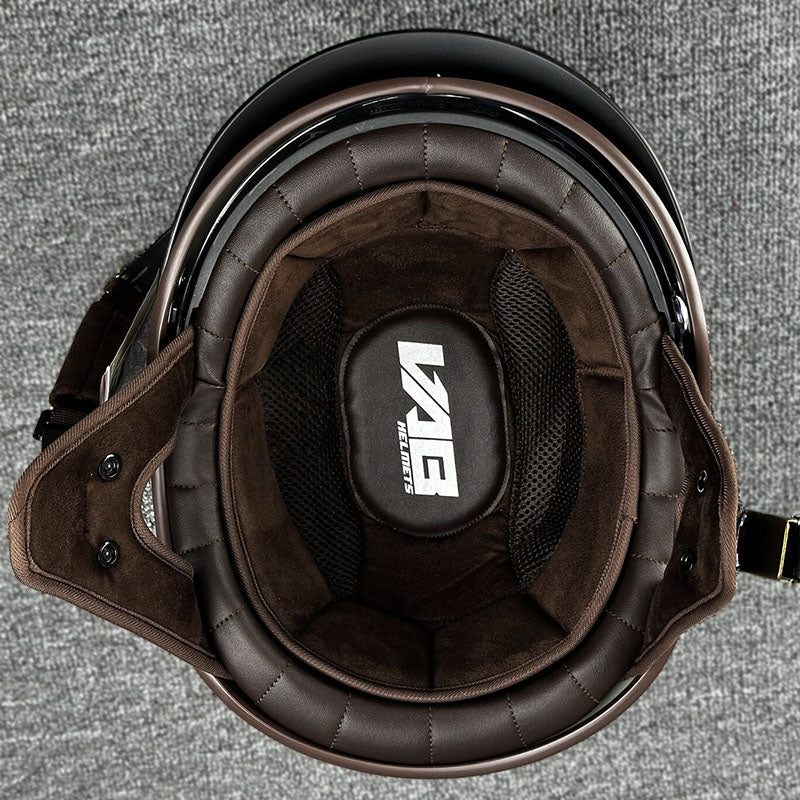 Stylowy kask chopper unisex w matowej czerni, zapewnia bezpieczeństwo i komfort jazdy po mieście.